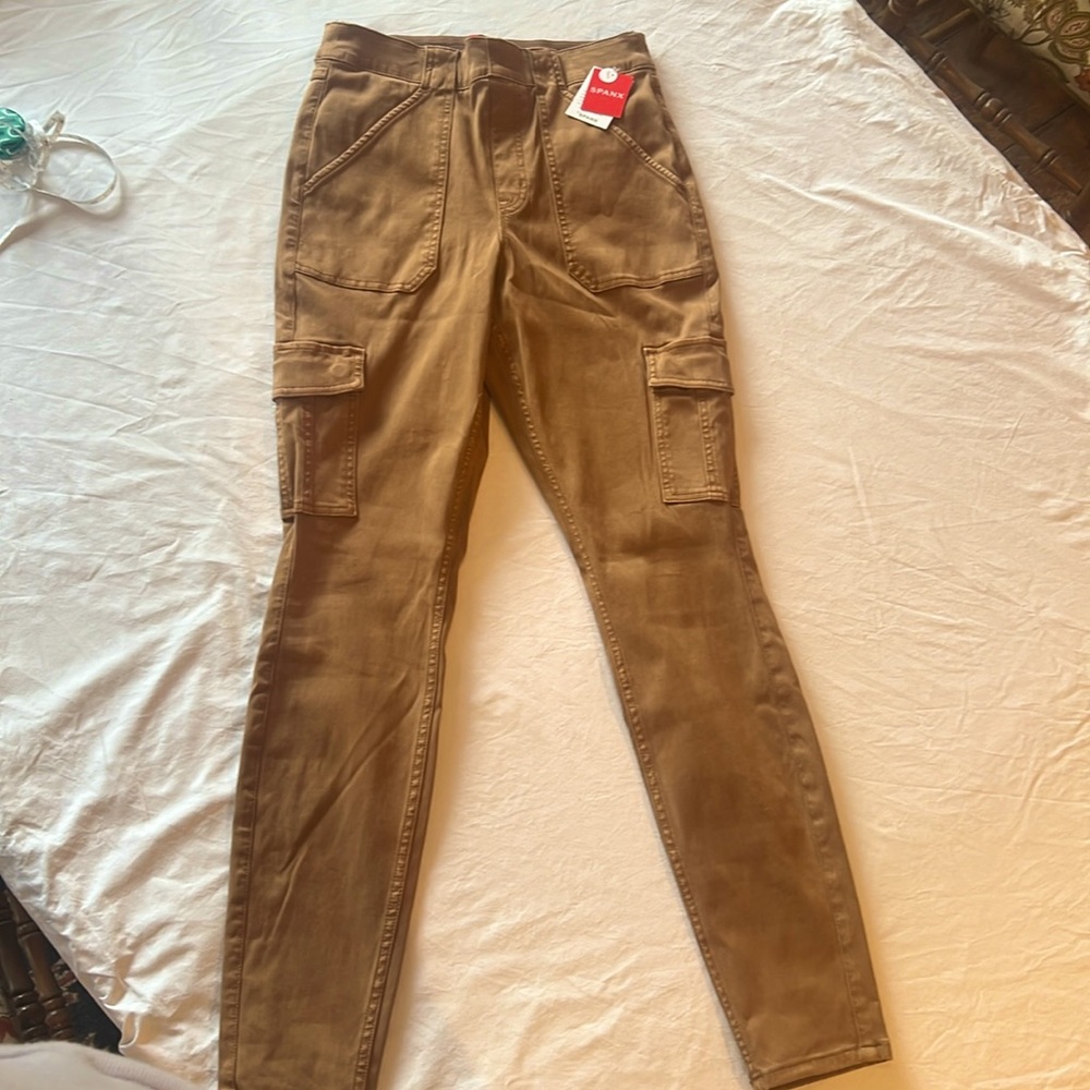 SPANX New with tags stretch twill ankle cargo pants, honey glow, size Large